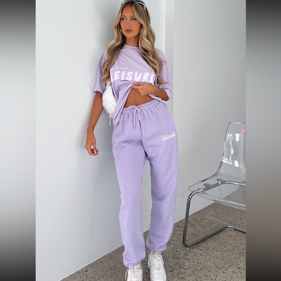 White Fox Boutique Leisure Series Tee Shirt & Sweatpants Set - Picture 3 of 15